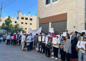 جانب من الوقفة التي نظمتها شبكة المنظمات الاهلية الفسطينية، ومؤسسات المجتمع المدني اليوم "الثلاثاء" امام مجمع المحاكم في رام الله