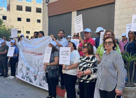 جانب من الوقفة التي نظمتها شبكة المنظمات الاهلية الفسطينية، ومؤسسات المجتمع المدني اليوم "الثلاثاء" امام مجمع المحاكم في رام الله