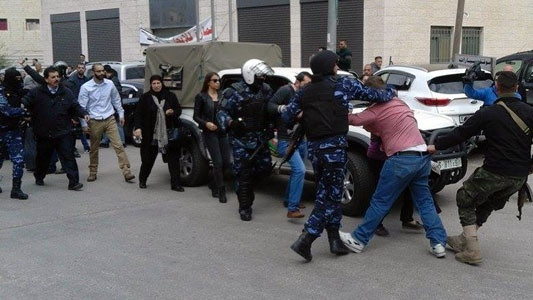 انتشار الامن امام مجمع المحاكم اعتداء على حق التجمع السلمي
