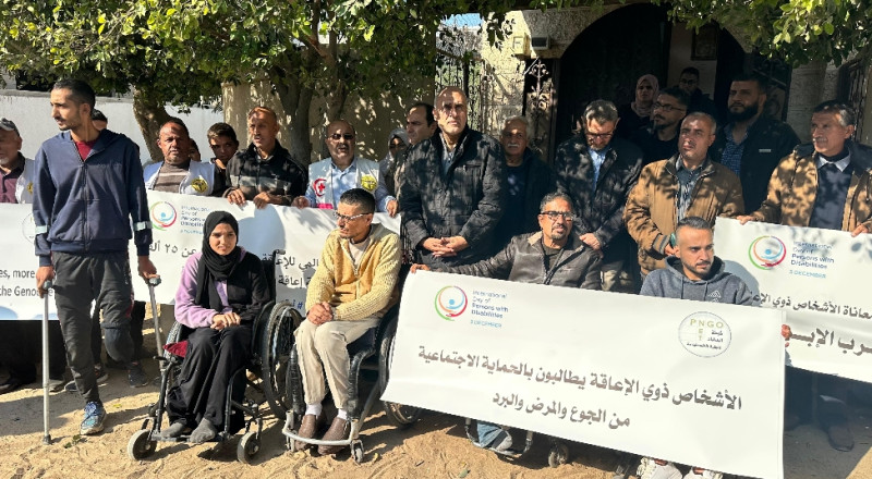 خلال الوقفة السنوية التي ينظمها قطاع التأهيل في شبكة المنظمات الأهلية الأشخاص ذوي الإعاقة يطالبون بالحماية الاجتماعية من الجوع والمرض والبرد في ظل استمرار حرب الإبادة