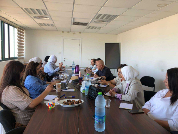 جانب من الاجتماع الذي عقده قطاع المراة في شبكة المنظمات الاهلية الفلسطينية بقاعة الشبكة امس برام الله