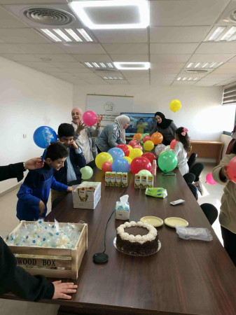 جانب من نشاط استضافت خلاله شبكة المنظمات الاهلية بمقرها في رام الله عددا من الاطفال ذوي الاحتياجات الخاصة من روضة " كيان" بمناسبة اليوم العالمي للمعاقين،